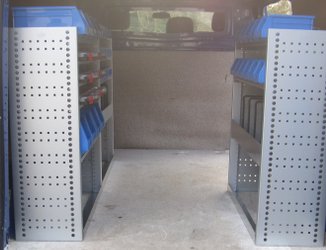Bilindretning med sotimentboxe og plastkasser
